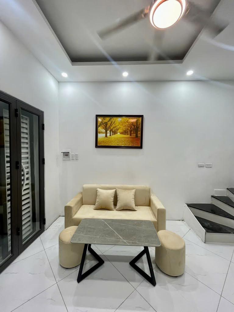BÁN NHÀ 3 TẦNG, TÂN MAI - HOÀNG MAI, NHỎ XINH ĐỦ CÔNG NĂNG - GIÁ 2 TỶ HƠN - Ảnh 1